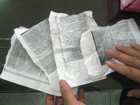 Những tờ đáp án photo môn tiếng Anh được ném vào các phòng thi ở THPT Đồi Ngô. Ảnh: Tiến Dũng.