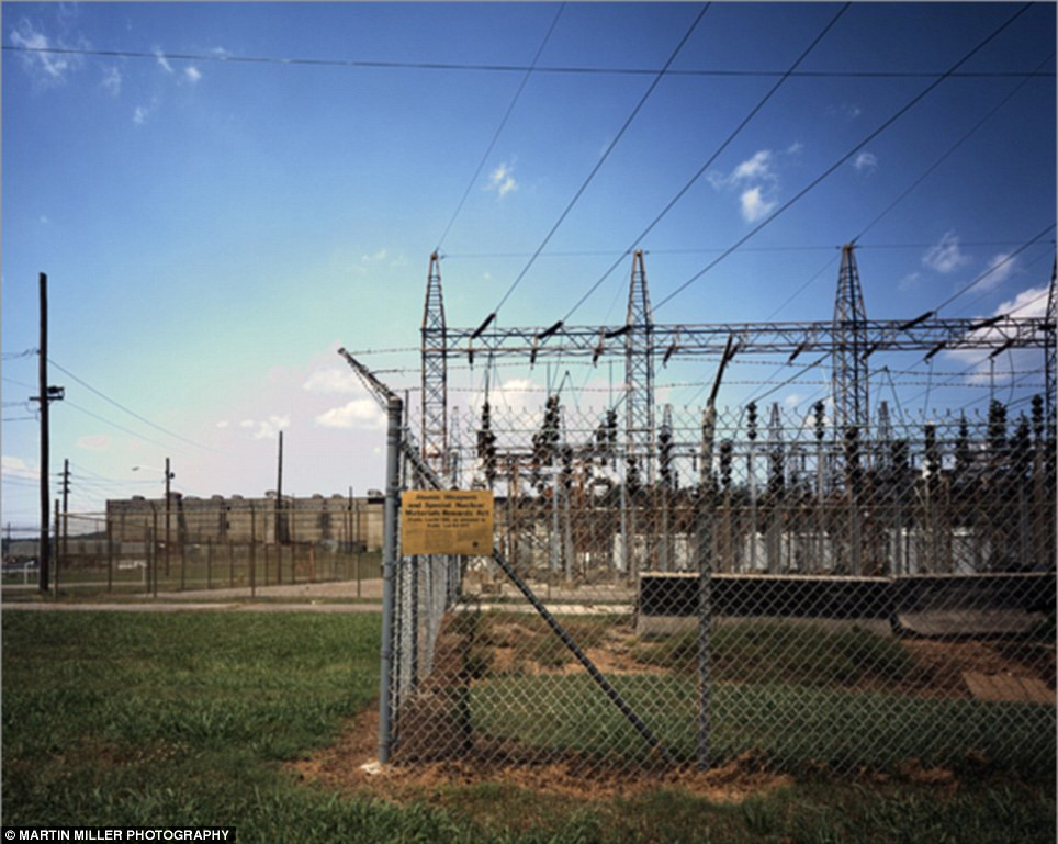 Phía sau của nhà máy với hệ thống lưới dày đặc