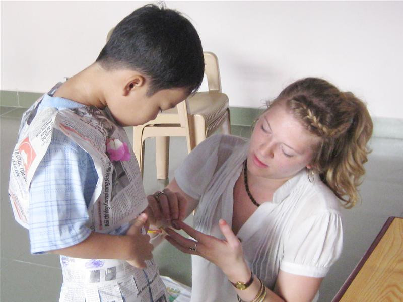 Chị Georgia Graham đang thiết kế trang phục cho các em câm điếc ở Mái ấm Hy Vọng Chị Georgia Graham đang thiết kế trang phục cho các em câm điếc ở Mái ấm Hy Vọng