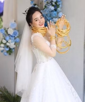 Cô dâu, chú rể nhận tổng cộng 35 cây vàng từ người thân, bạn bè. Ảnh: Hồ Hòe.