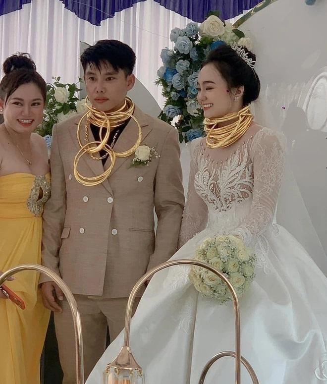 Tấn Tài xuất hiện dấu hiệu hạ đường huyết, được bạn bè đo huyết áp ngay trong ngày cưới. Ảnh: @taylan649. Tấn Tài xuất hiện dấu hiệu hạ đường huyết, được bạn bè đo huyết áp ngay trong ngày cưới. Ảnh: @taylan649.