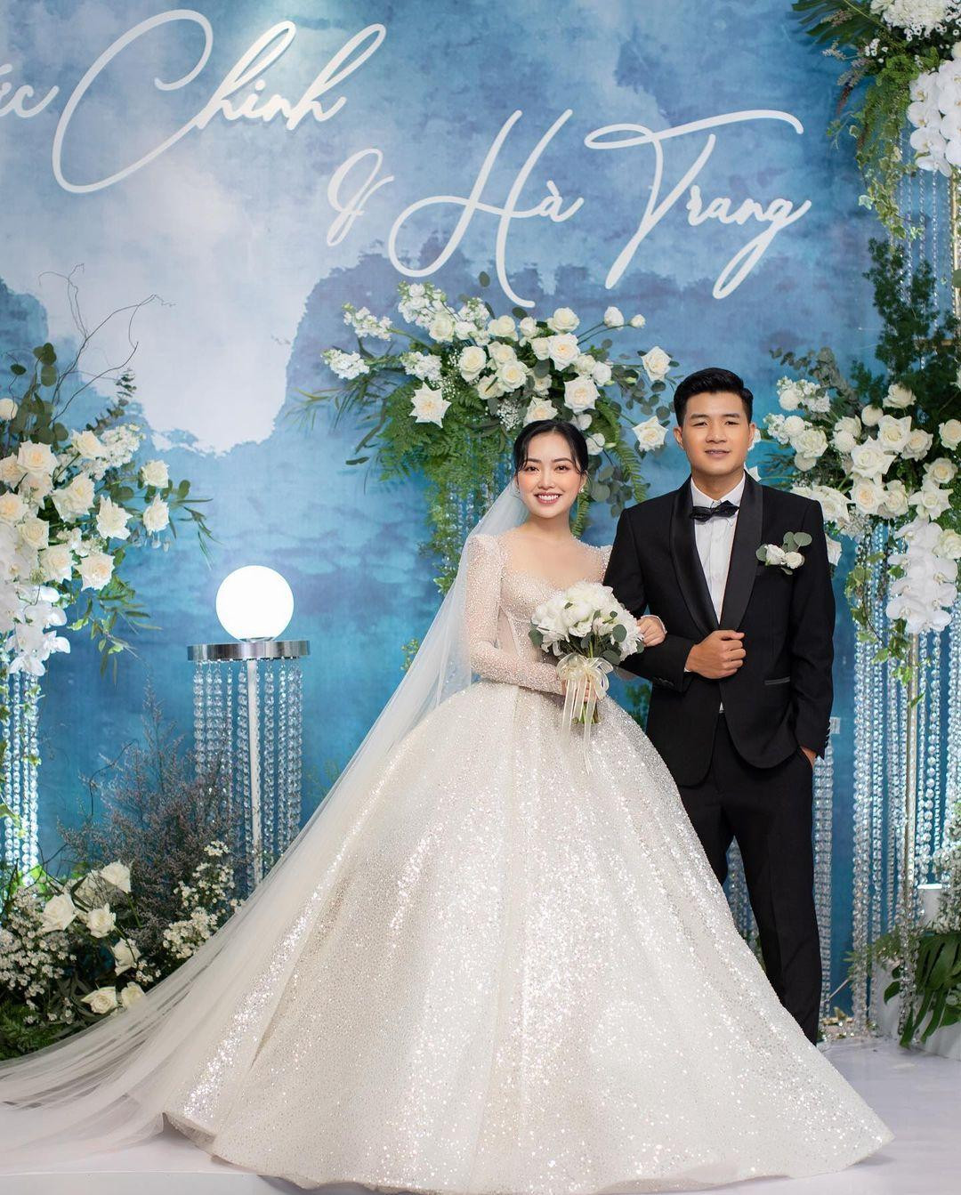 Chú rể Hà Đức Chinh bảnh bao sánh đôi cùng cô dâu Mai Hà Trang trong ngày trọng đại Chú rể Hà Đức Chinh bảnh bao sánh đôi cùng cô dâu Mai Hà Trang trong ngày trọng đại