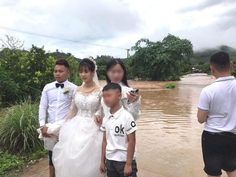 Ngày rước dâu của Đức Dương gặp khó khăn vì thời tiết xấu. Đường vào nhà gái ngập lụt, nhiều đoạn nước dâng cao (Ảnh: Chính Ka Ka).
