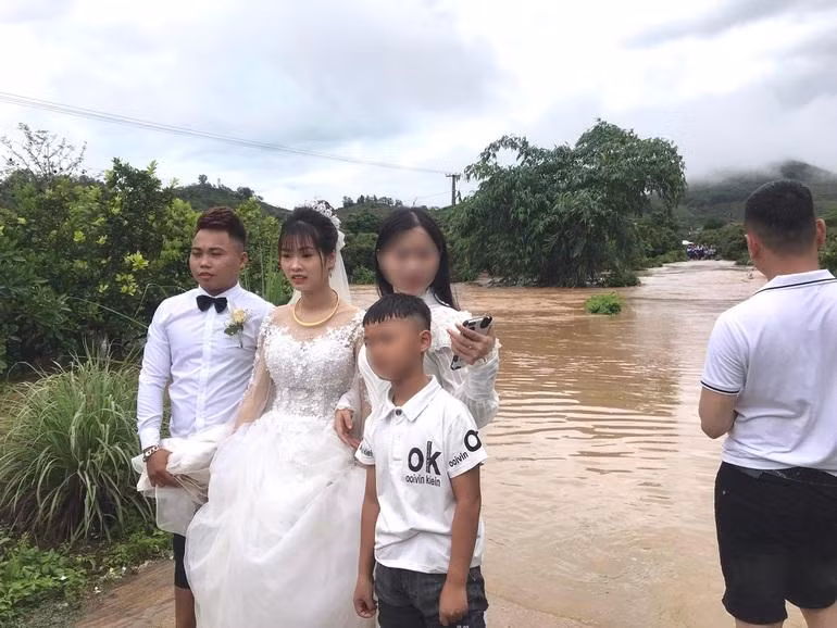 Ngày rước dâu của Đức Dương gặp khó khăn vì thời tiết xấu. Đường vào nhà gái ngập lụt, nhiều đoạn nước dâng cao (Ảnh: Chính Ka Ka).
