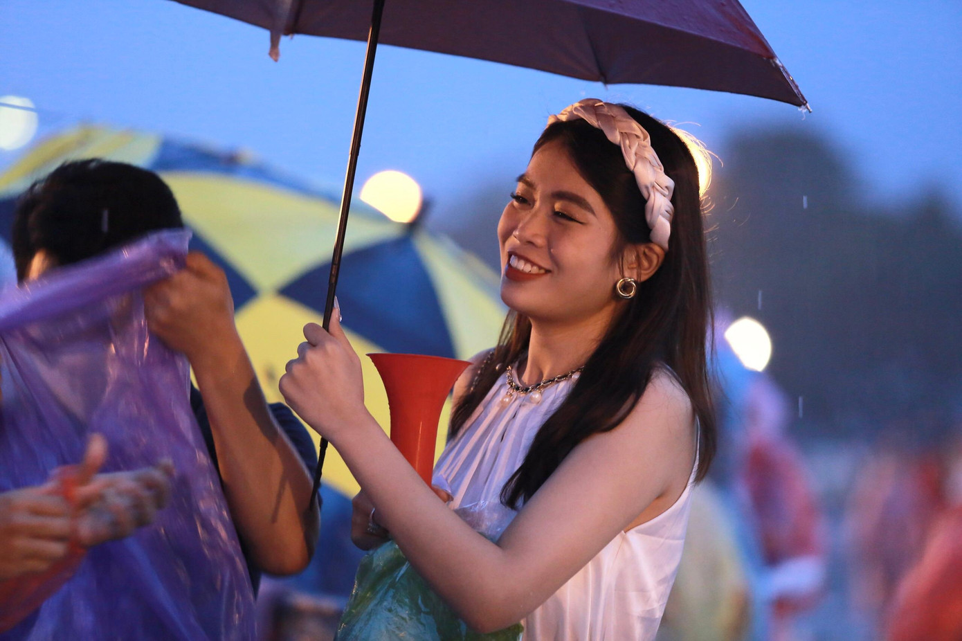 Những cơn mưa không ngăn được niềm đam mê bóng đá của các bạn trẻ