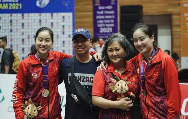 Bố mẹ Trương Twins đã về nước để cổ vũ 2 con (Ảnh: Kicks Geeks) Bố mẹ Trương Twins đã về nước để cổ vũ 2 con (Ảnh: Kicks Geeks)