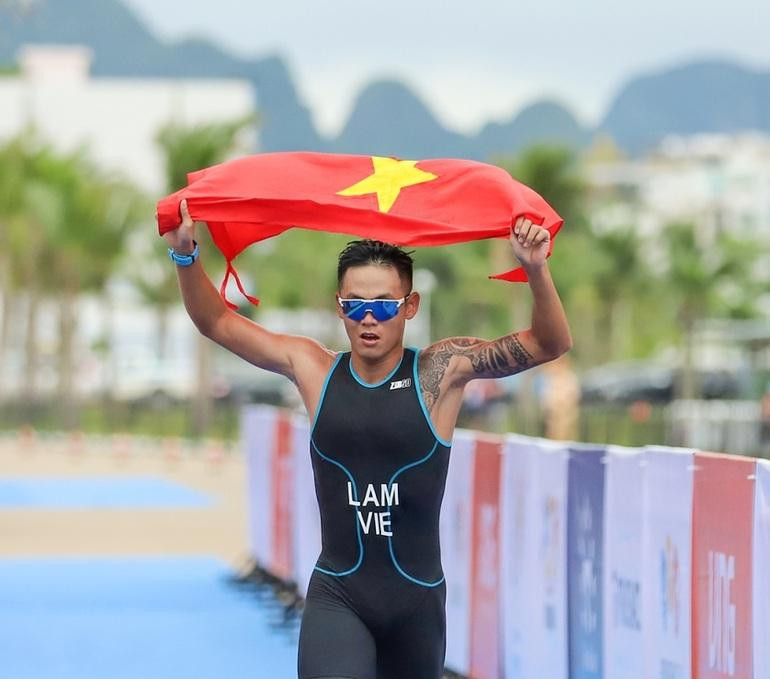 Tại SEA Games 31, VĐV Trịnh Vũ Anh Huy về thứ 10 trong nội dung 3 môn phối hợp gồm chạy bộ, bơi lội và đạp xe (Ảnh: VOV).