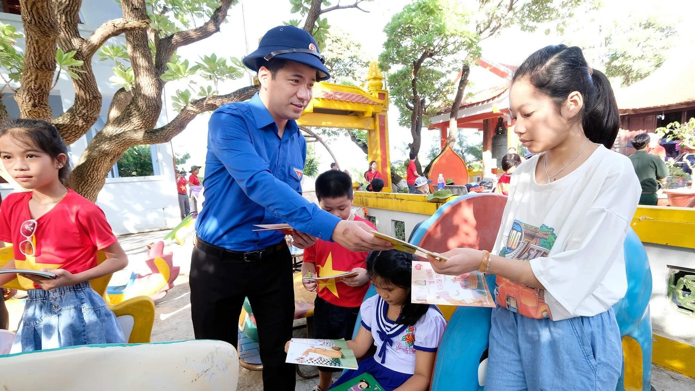Anh Ngô Văn Cương, Bí thư T.Ư Đoàn tặng sách cho học sinh trên đảo Sinh Tồn thuộc quần đảo Trường Sa Anh Ngô Văn Cương, Bí thư T.Ư Đoàn tặng sách cho học sinh trên đảo Sinh Tồn thuộc quần đảo Trường Sa