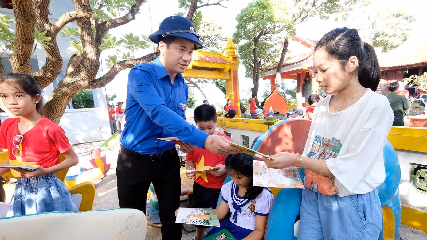 Anh Ngô Văn Cương, Bí thư T.Ư Đoàn tặng sách cho học sinh trên đảo Sinh Tồn thuộc quần đảo Trường Sa Anh Ngô Văn Cương, Bí thư T.Ư Đoàn tặng sách cho học sinh trên đảo Sinh Tồn thuộc quần đảo Trường Sa