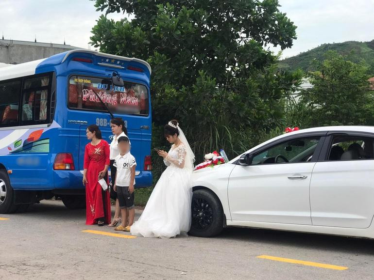 Đoàn rước dâu phải dừng nhiều lần trên đường trong thời gian dài, hơn 10 tiếng đồng hồ vì nhiều khu vực bị ngập nước (Ảnh: Chính Ka Ka).