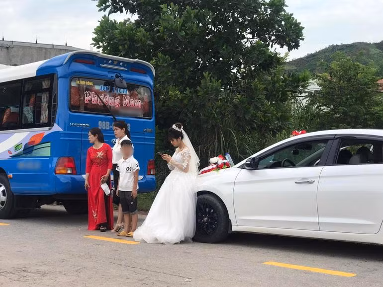 Đoàn rước dâu phải dừng nhiều lần trên đường trong thời gian dài, hơn 10 tiếng đồng hồ vì nhiều khu vực bị ngập nước (Ảnh: Chính Ka Ka).