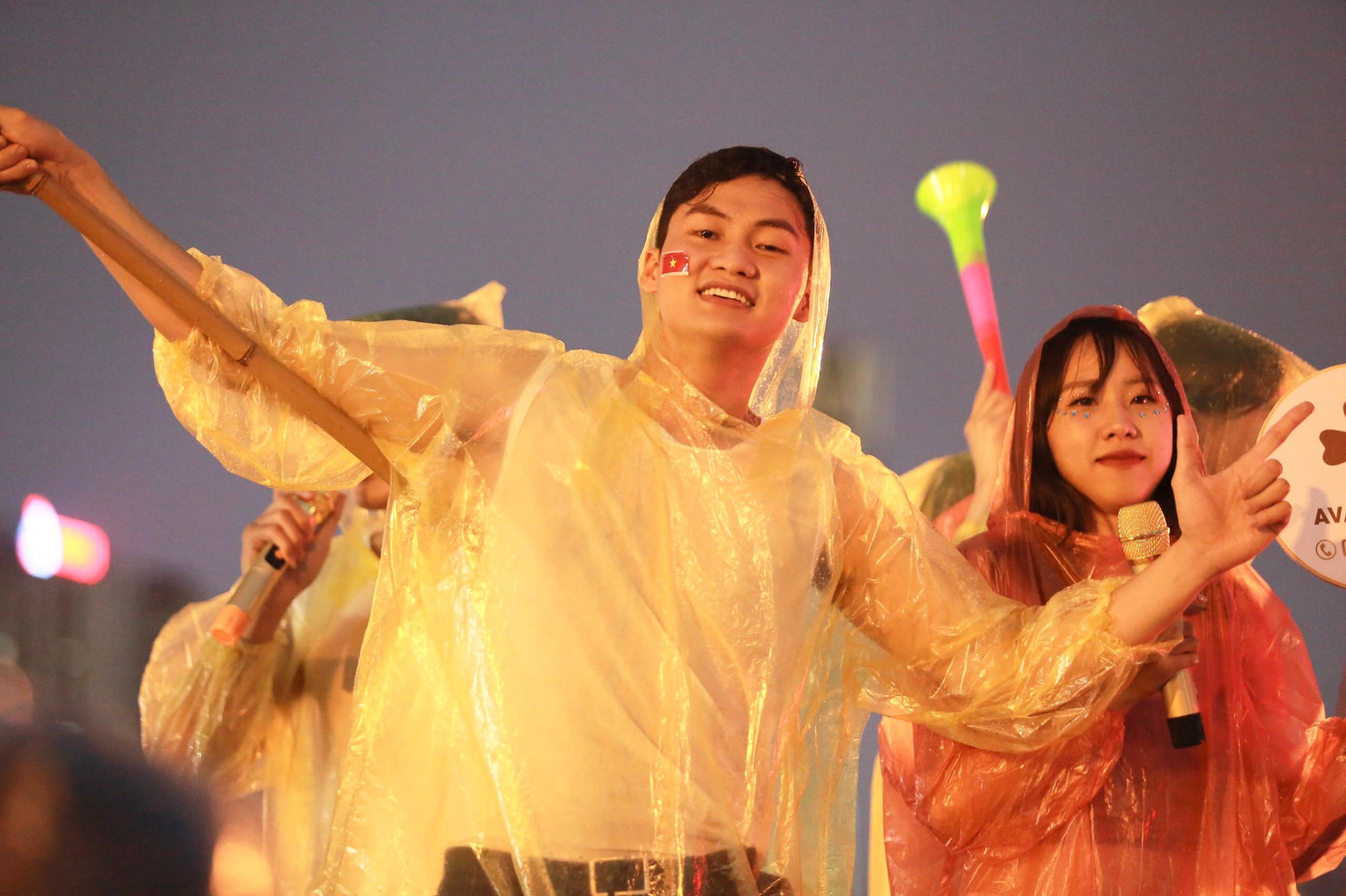 Bạn Nam Lê (sinh năm 1999) cho biết: &quot;Mình cảm thấy không khí tại đây rất náo nhiệt, mình đã chuẩn bị dụng cụ đi cổ vũ từ sớm với mong muốn góp phần tạo nên không khí chiến thắng để cổ vũ cho đội tuyển U23 Việt Nam&quot;.