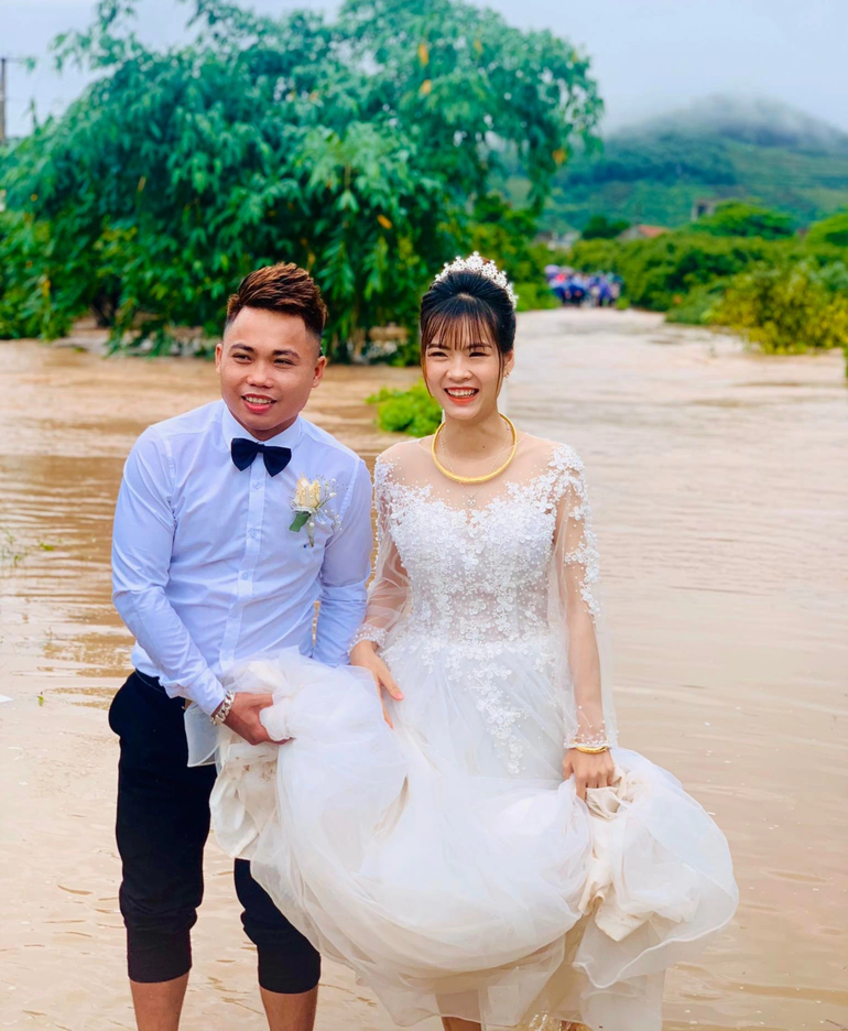 Đám cưới đúng ngày mưa lũ, tuy vất vả và mệt mỏi nhưng Đức Dương - Ngọc Hà đều thấy hạnh phúc và vui vẻ vì có thêm kỉ niệm đáng nhớ trong thời khắc trọng đại của cuộc đời (Ảnh: NVCC).