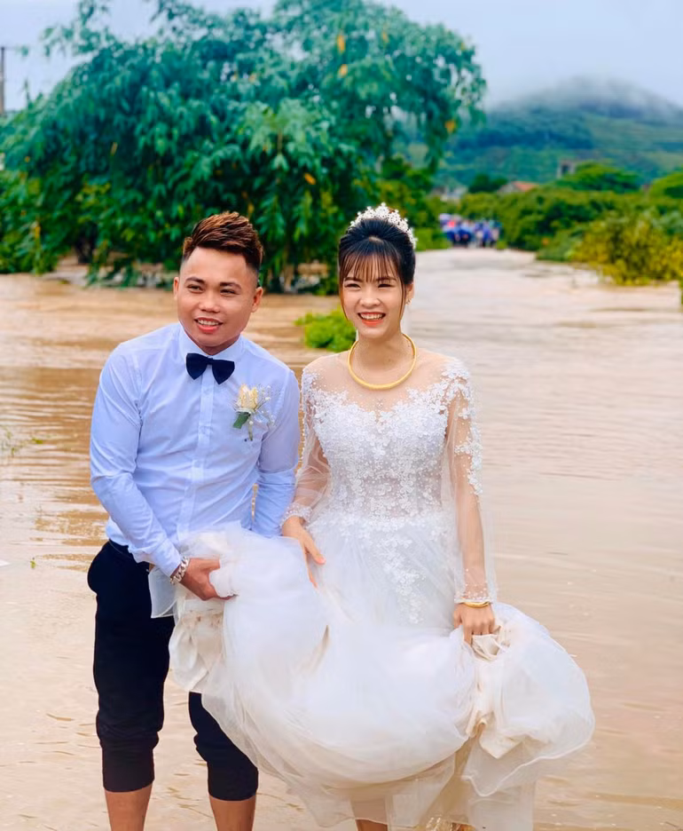 Đám cưới đúng ngày mưa lũ, tuy vất vả và mệt mỏi nhưng Đức Dương - Ngọc Hà đều thấy hạnh phúc và vui vẻ vì có thêm kỉ niệm đáng nhớ trong thời khắc trọng đại của cuộc đời (Ảnh: NVCC).