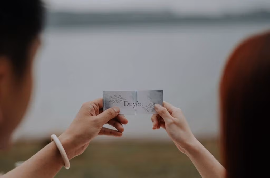 Tên của Duy và Yên được ghép lại thành chữ "Duyên". Tên của Duy và Yên được ghép lại thành chữ "Duyên".