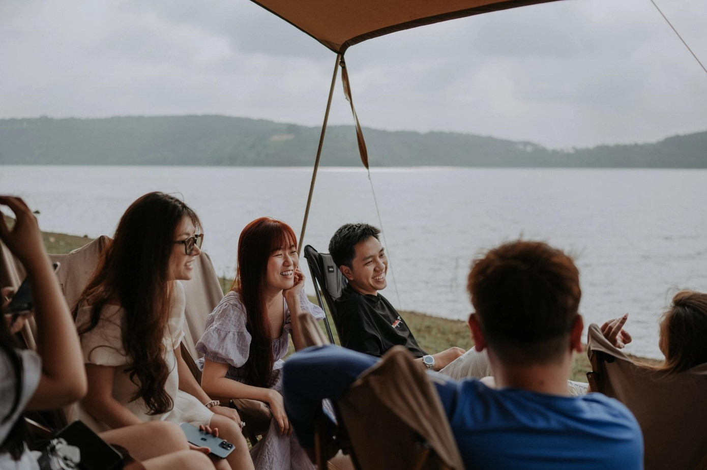 Đám cưới dã ngoại bao gồm hoạt động cắm trại, chèo SUP và tiệc mặn ngoài trời. Đám cưới dã ngoại bao gồm hoạt động cắm trại, chèo SUP và tiệc mặn ngoài trời.