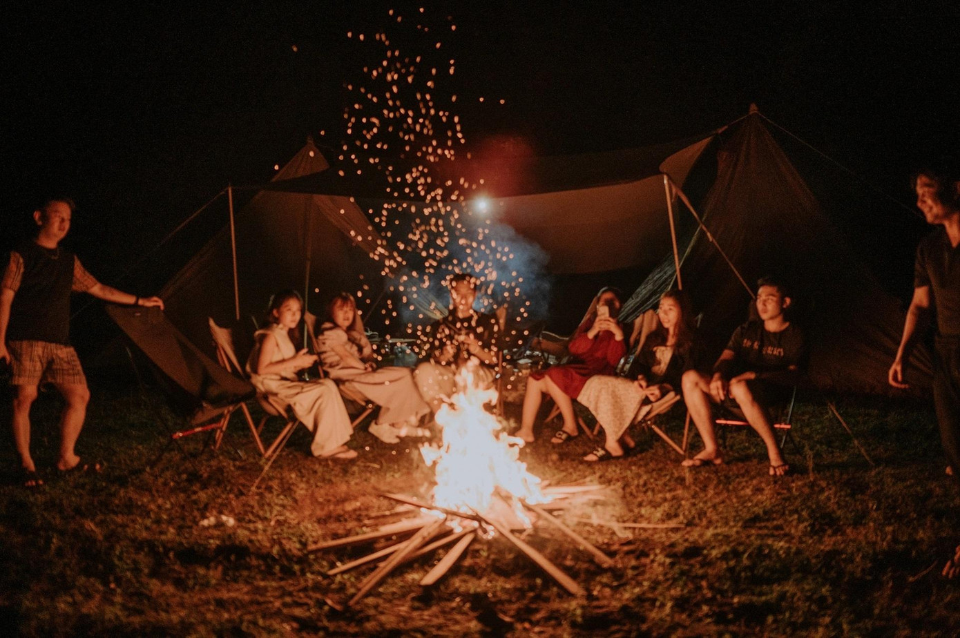 Sau bữa tối, cả nhóm bạn cùng nhau đốt lửa trại. Sau bữa tối, cả nhóm bạn cùng nhau đốt lửa trại.