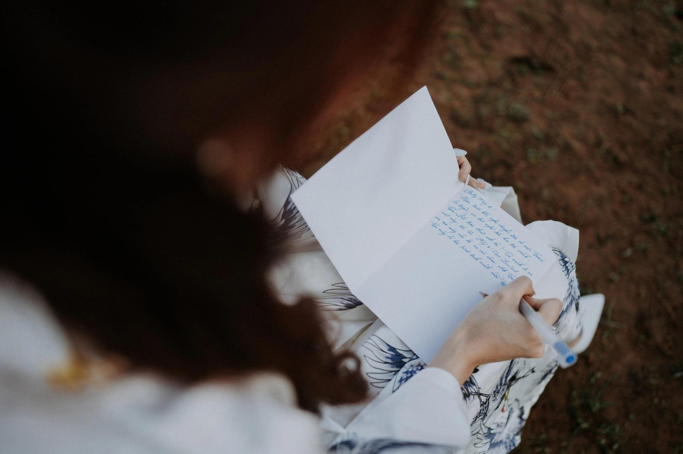 Cô dâu, chú rể ở góc riêng để viết lời thề nguyện. Cô dâu, chú rể ở góc riêng để viết lời thề nguyện.