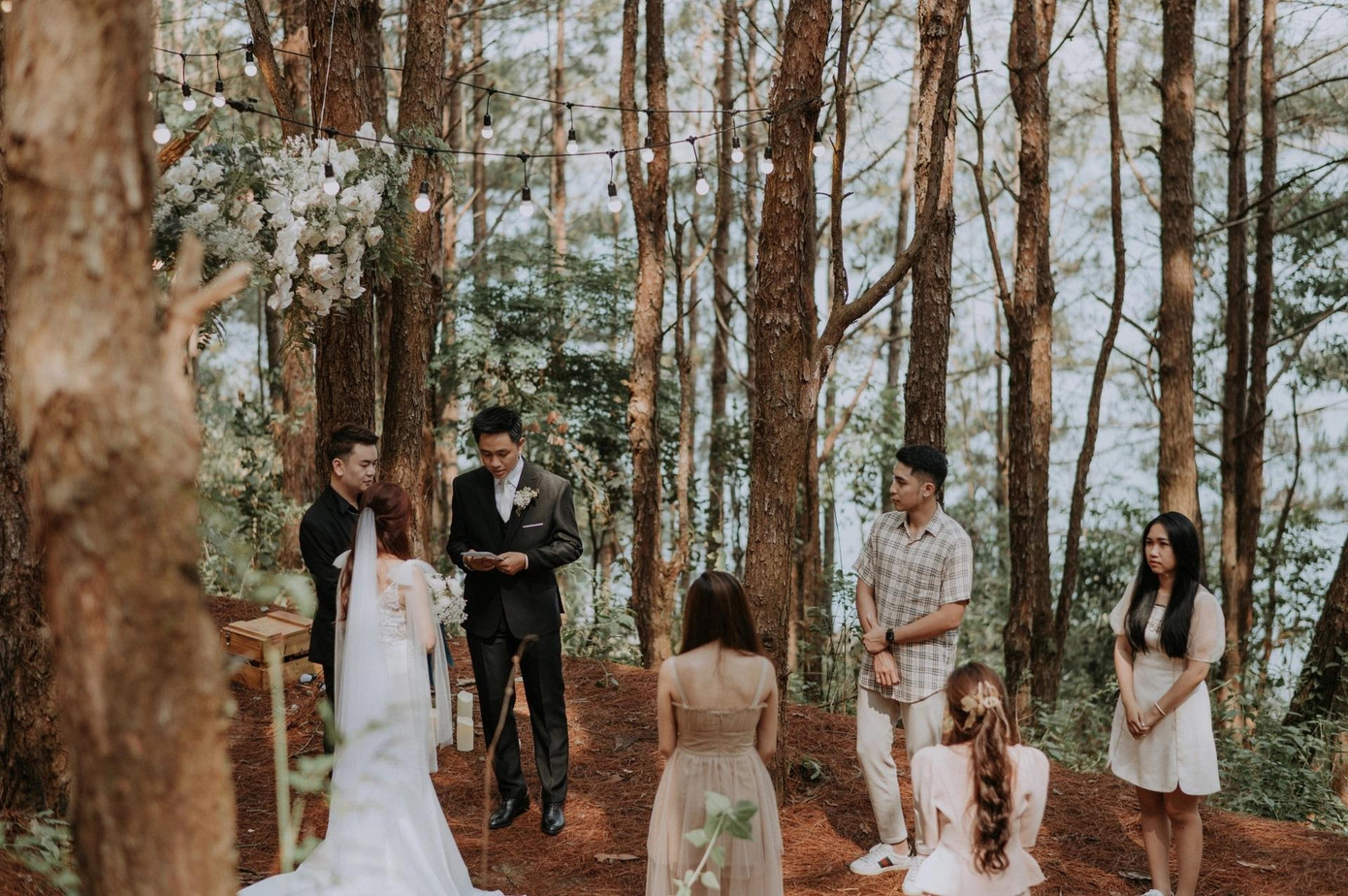 Đám cưới với sự hiện diện của 5 người bạn thân thiết. Đám cưới với sự hiện diện của 5 người bạn thân thiết.