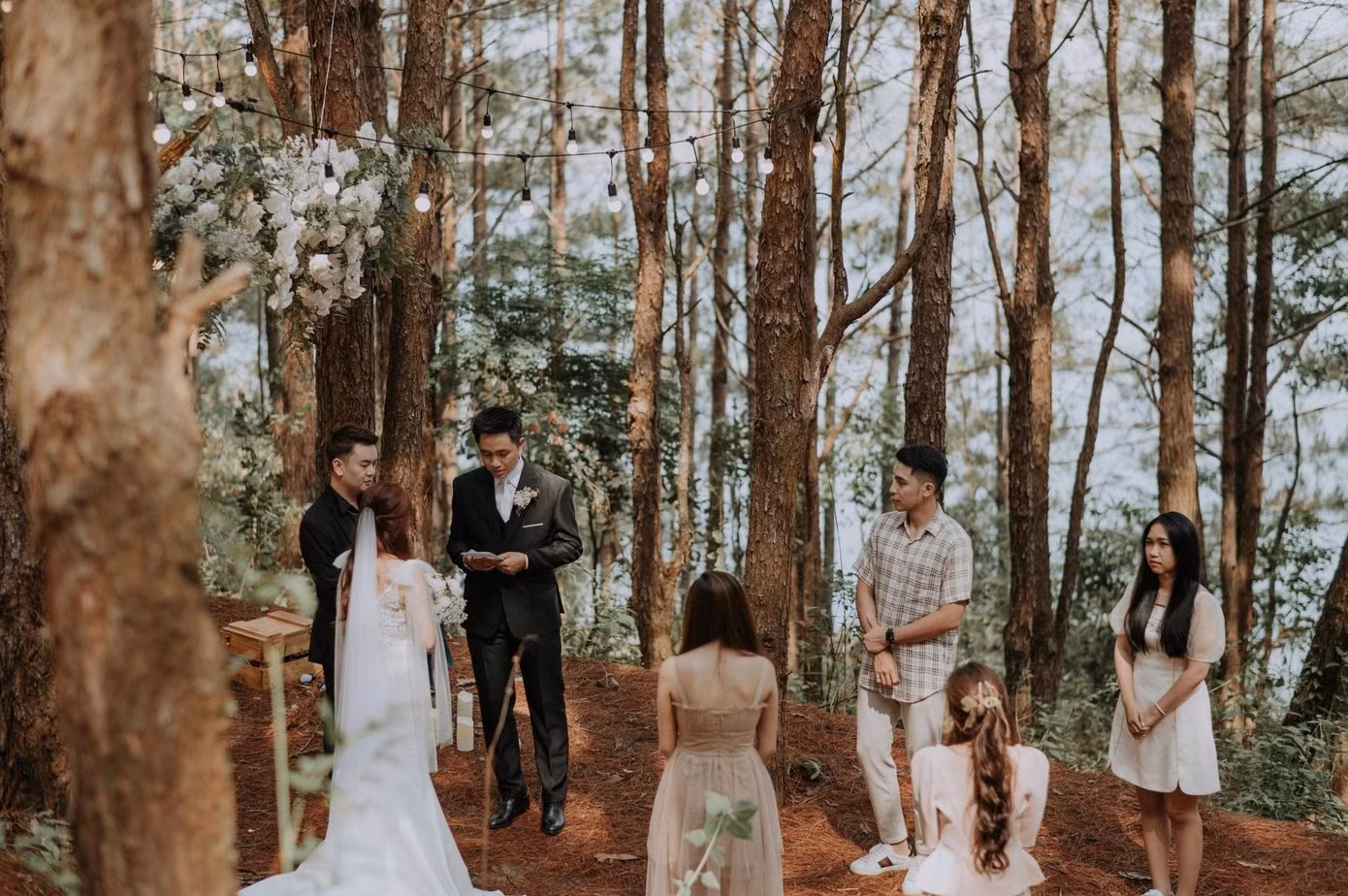 Đám cưới với sự hiện diện của 5 người bạn thân thiết. Đám cưới với sự hiện diện của 5 người bạn thân thiết.
