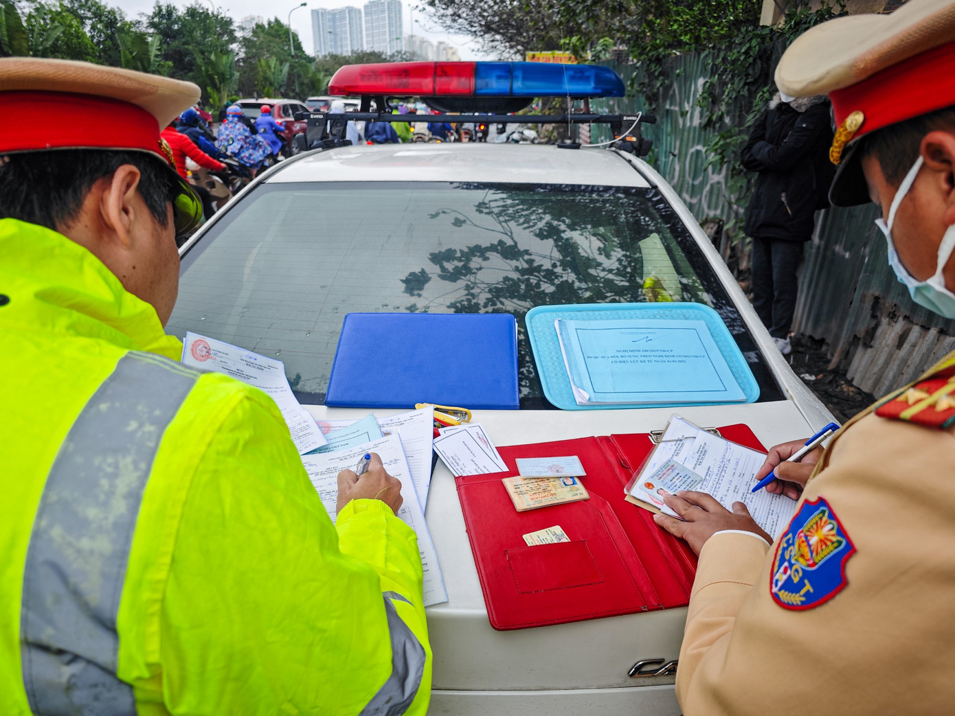 Trong ca làm việc buổi sáng, tổ công tác lập biên bản xử phạt 10 trường hợp vi phạm.