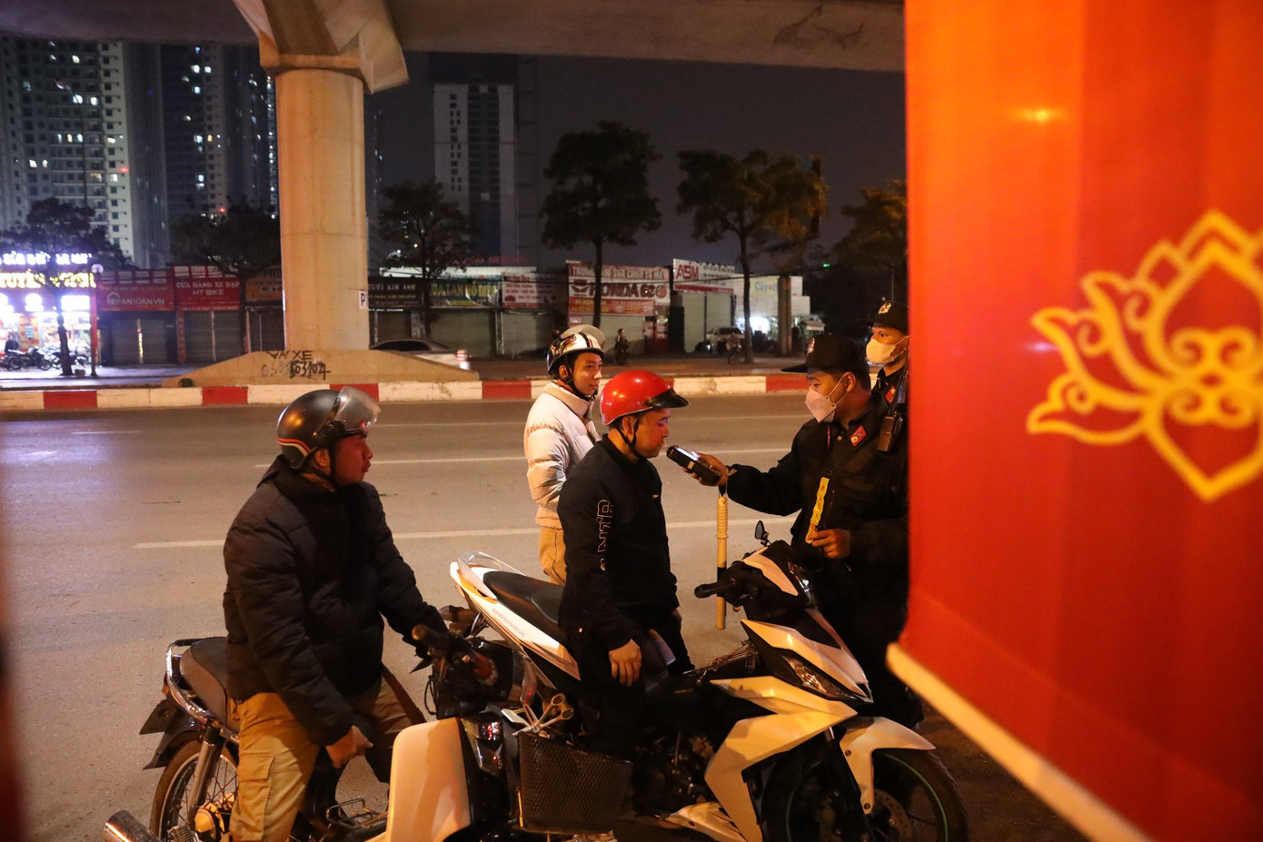 Trong đêm Giao thừa, lực lượng chức năng xử lý quyết liệt tình trạng tài xế vi phạm nồng độ cồn.