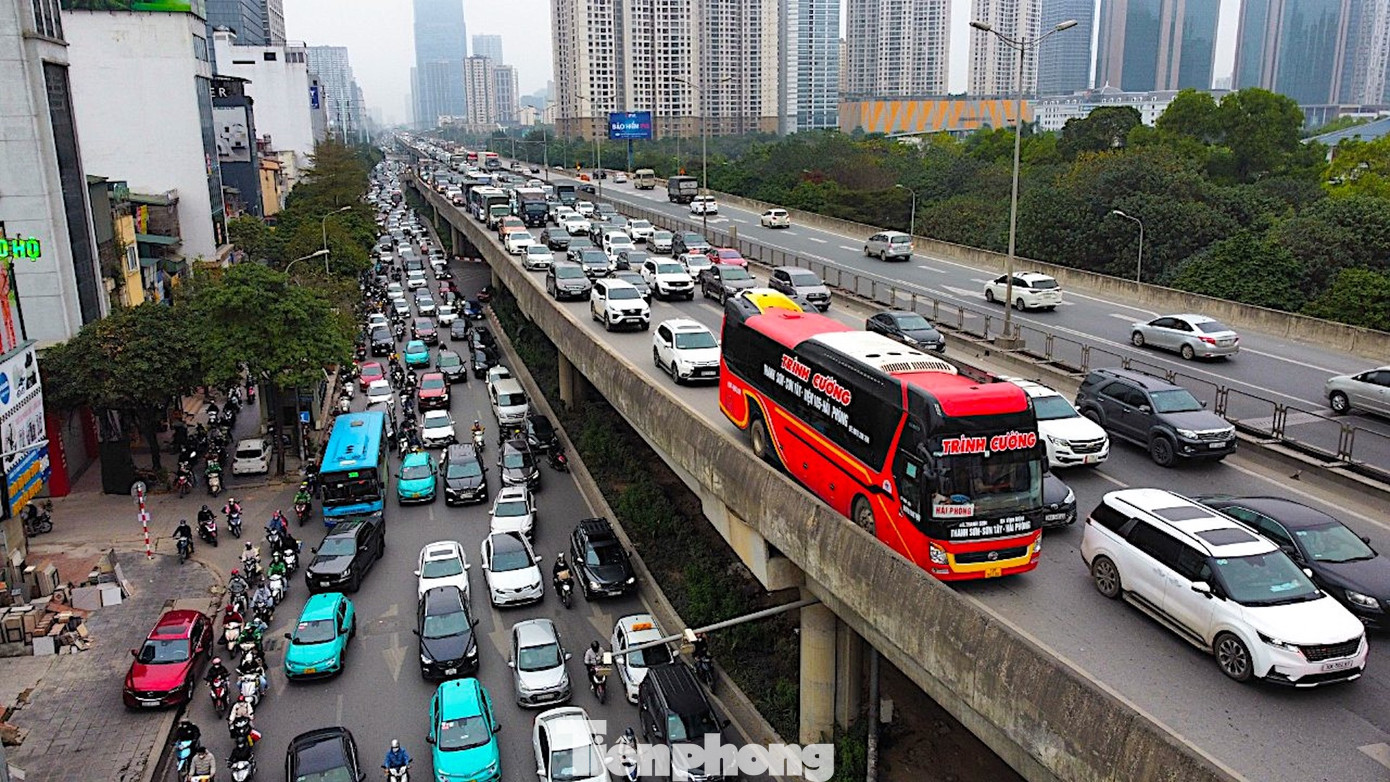 Ngoài tuyến cao tốc Pháp Vân - Cầu Giẽ, trên tuyến đường Vành đai 3 trên cao hướng từ trung tâm thành phố Hà Nội đi cầu Thanh Trì cũng xảy ra ùn ứ.