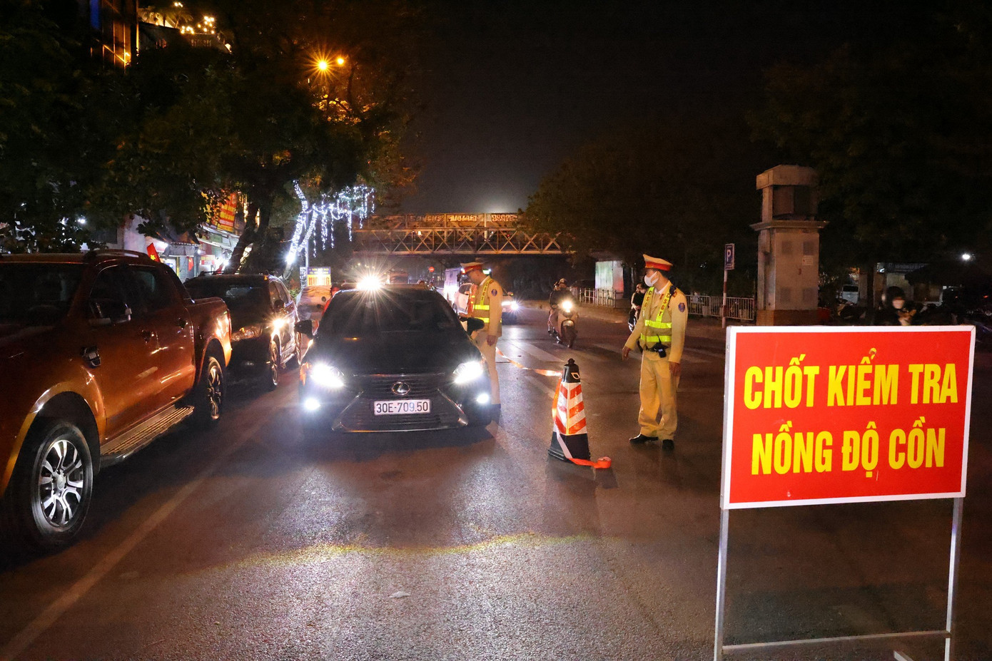 Tối 13/3, tổ công tác Đội CSGT đường bộ số 1 Phòng CSGT Công an TP Hà Nội triển khai chốt kiểm tra nồng độ cồn người điều khiển phương tiện trên địa bàn.