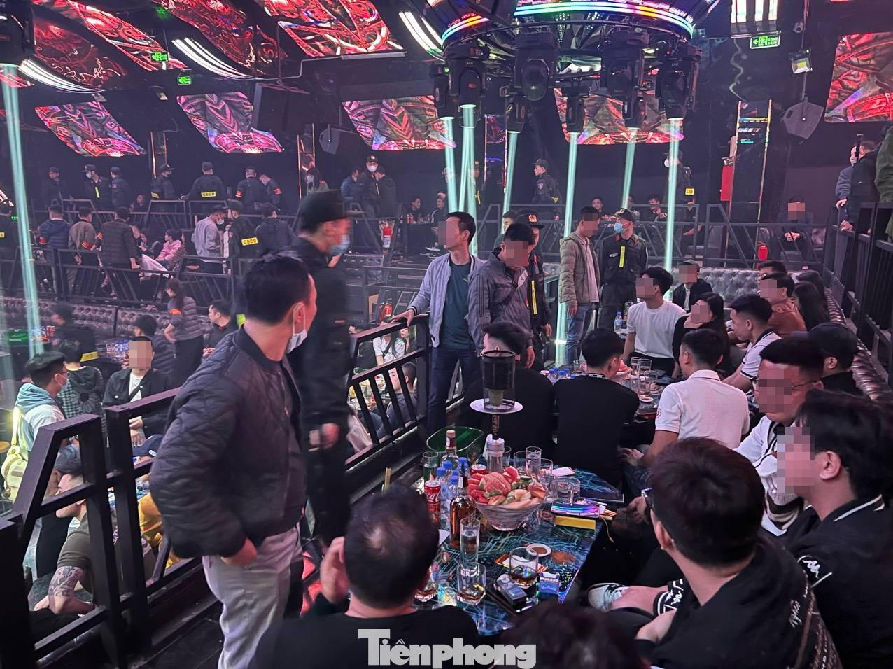 Lực lượng chức năng kiểm tra các bàn khách tại quán bar.