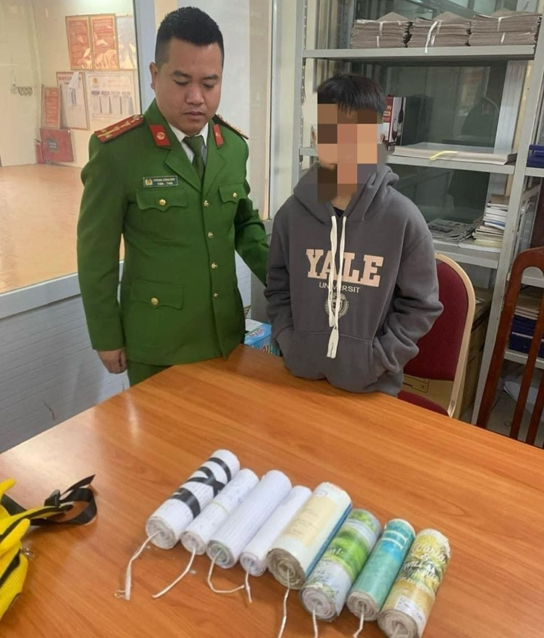 Nam học sinh lên mạng học cách chế tạo pháo nổ.