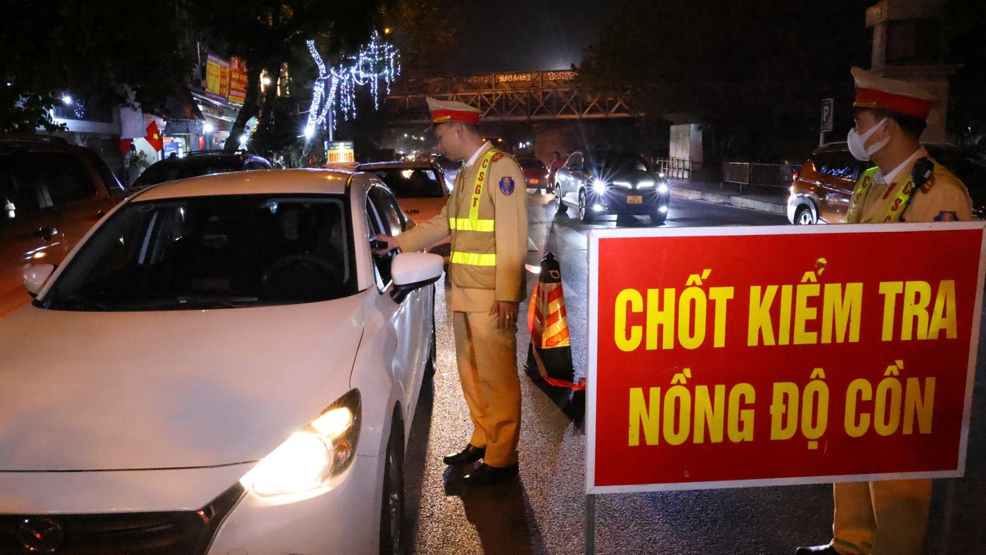 Lực lượng CSGT kiểm tra nồng độ cồn.