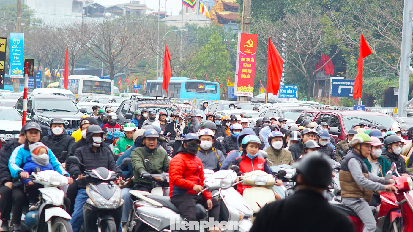 Năm nay, nghỉ Tết diễn ra trong 7 ngày, cận Tết nhiều người dân rời Thủ đô Hà Nội về quê, đi du lịch.