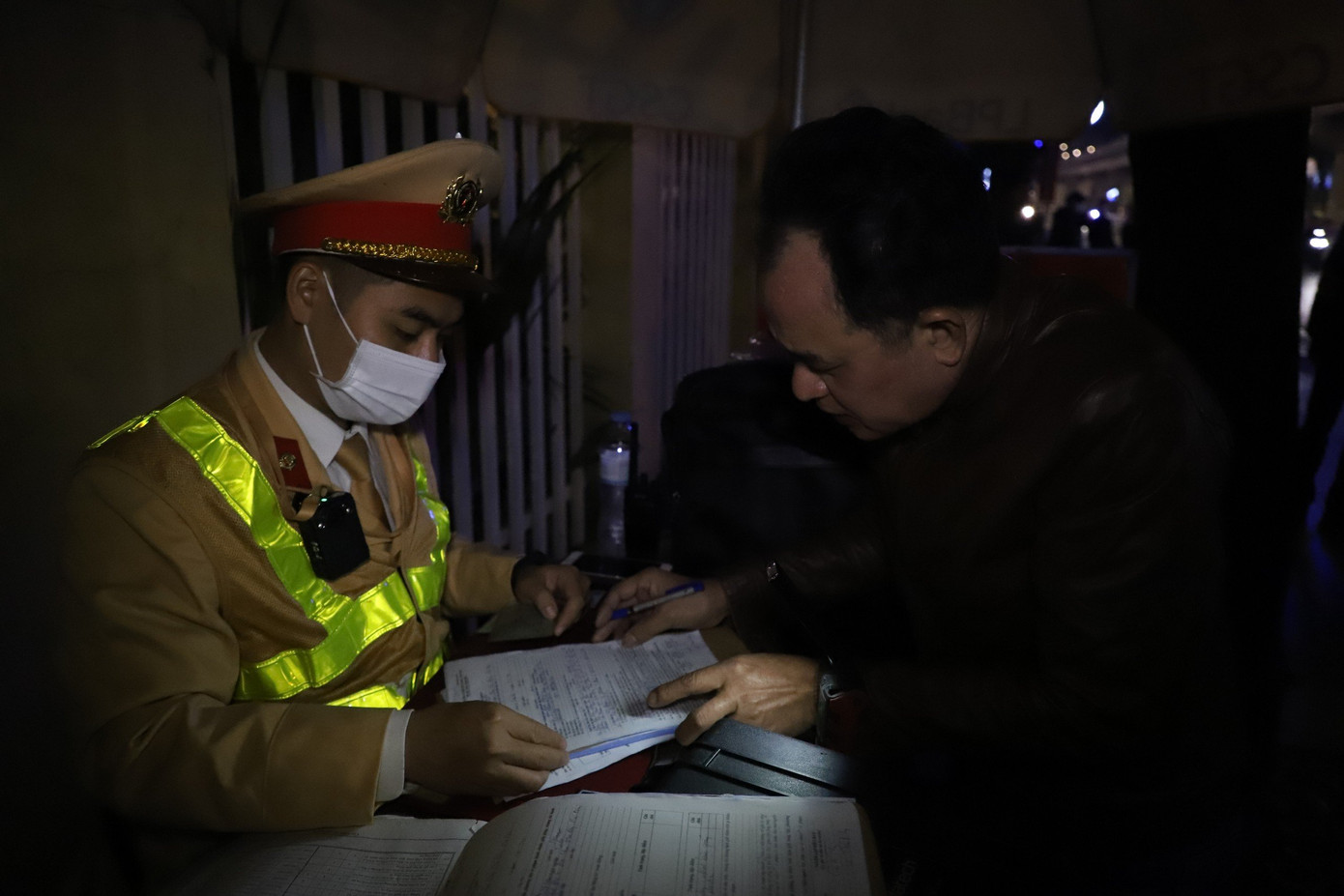 Tổ công tác Y7/141 làm nhiệm vụ trên đường Trần Phú (Hà Đông) lập biên bản xử lý vi phạm đối với tài xế.