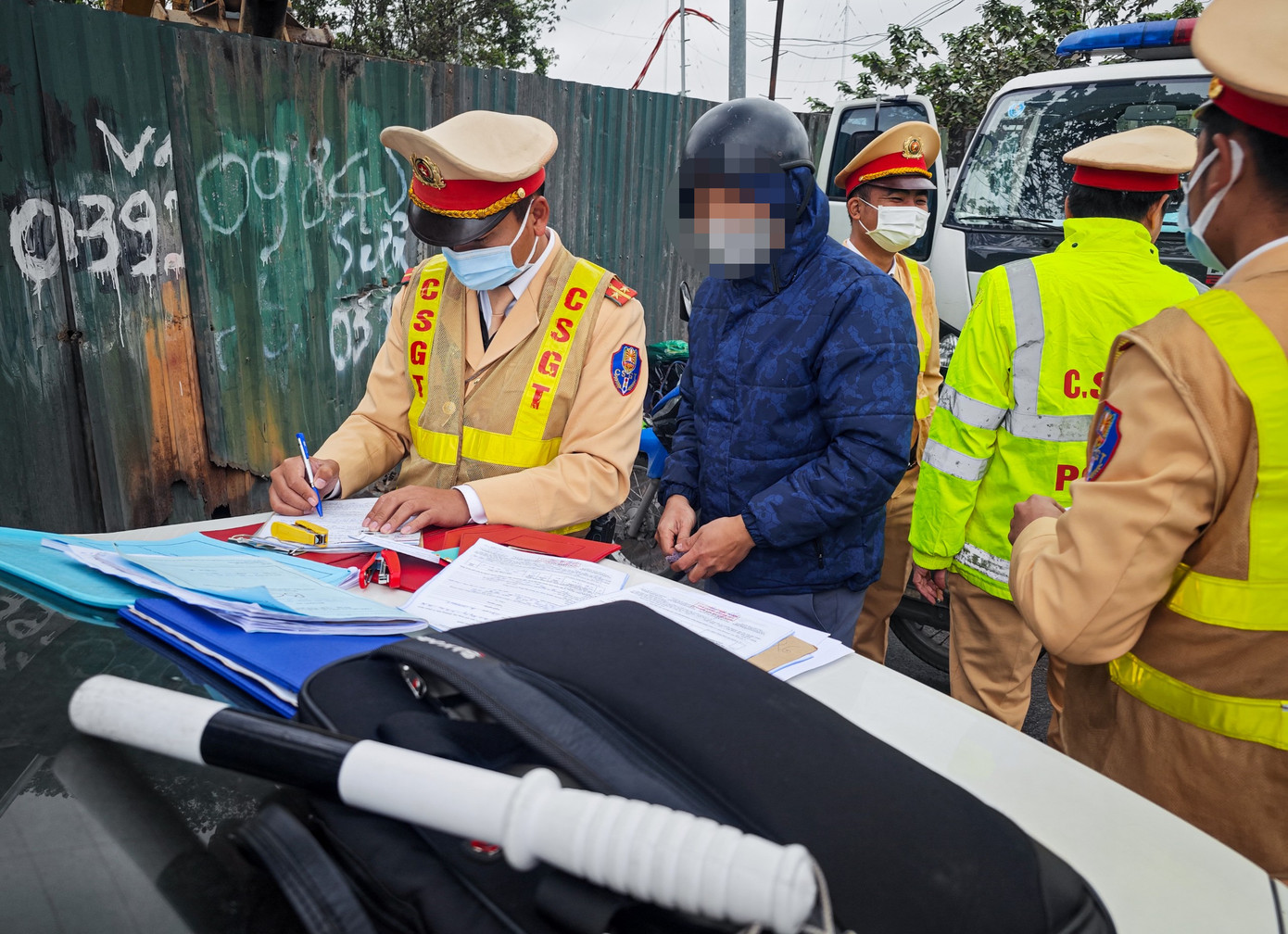 Thậm chí có tài xế cho biết khi thấy người khác đi vào nên cũng đi theo. "Bản thân tôi làm bảo vệ lương vài triệu đồng, nếu xử phạt 2,5 triệu đồng đối với hành vi này gần bằng nửa tháng lương. Đây cũng là bài học để rút kinh nghiệm" - nam tài xế T. ở Hà Nội trình bày.