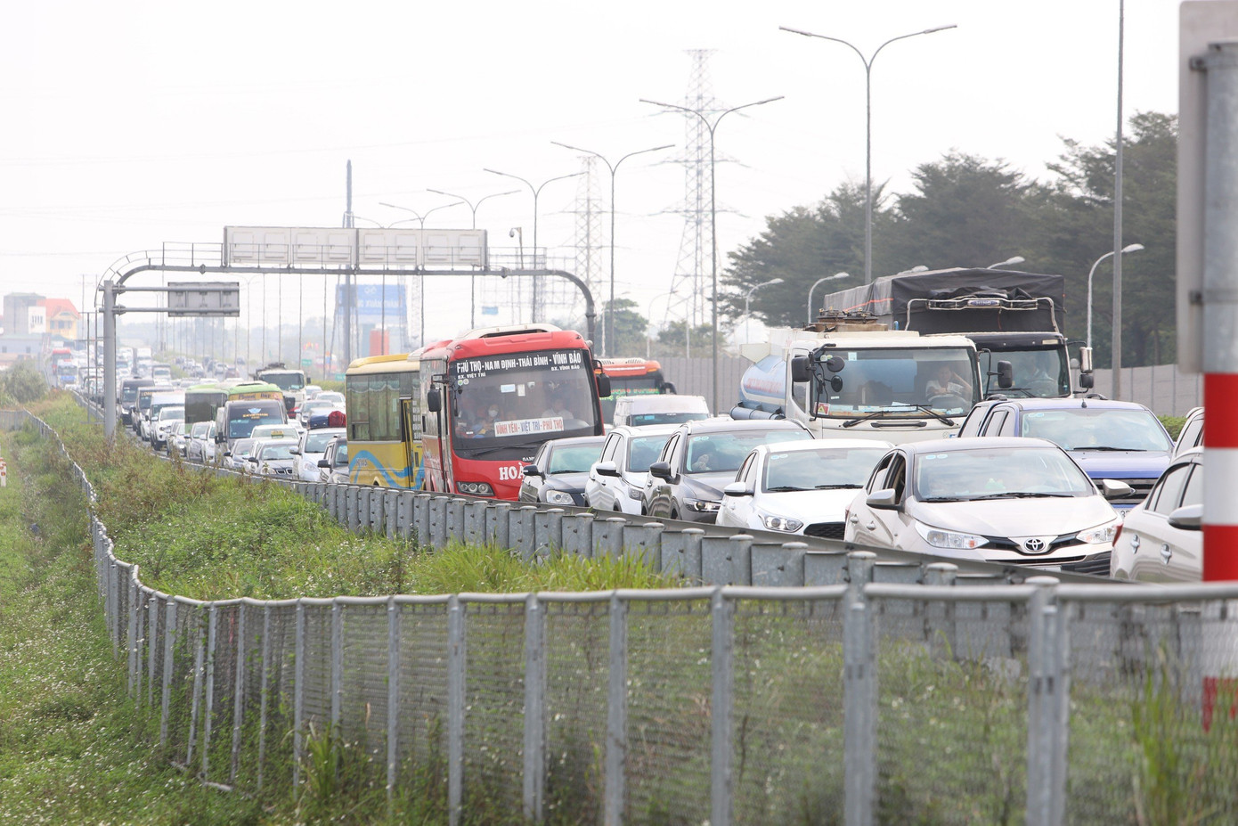 Hàng dài ô tô di chuyển chậm hướng về Thủ đô.