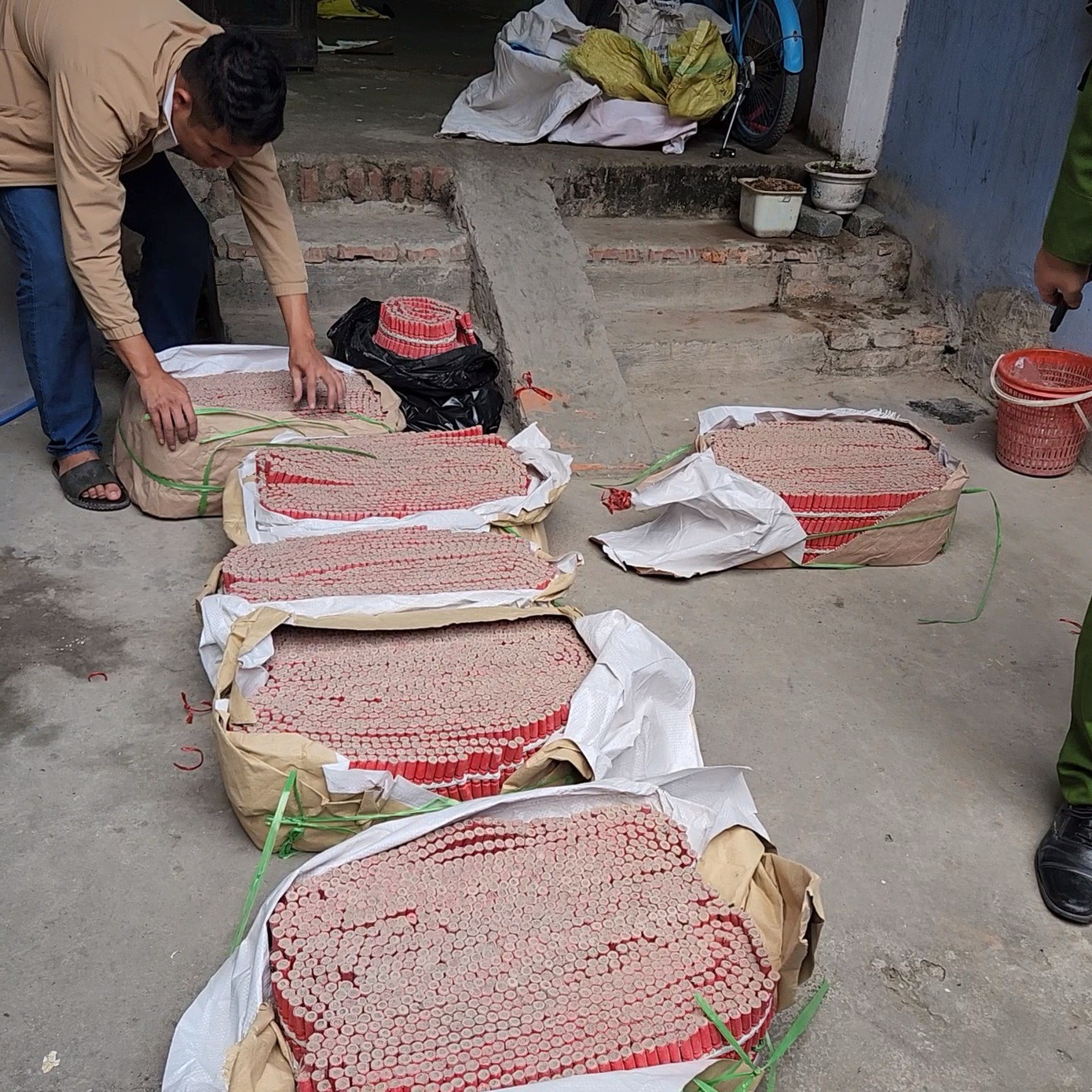 Pháo thu giữ của các đối tượng Thăm, Mười.