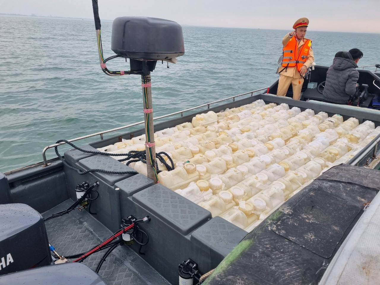 250 can xăng trên tàu.