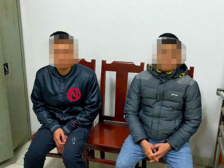 H. và T. tại cơ quan công an. H. và T. tại cơ quan công an.