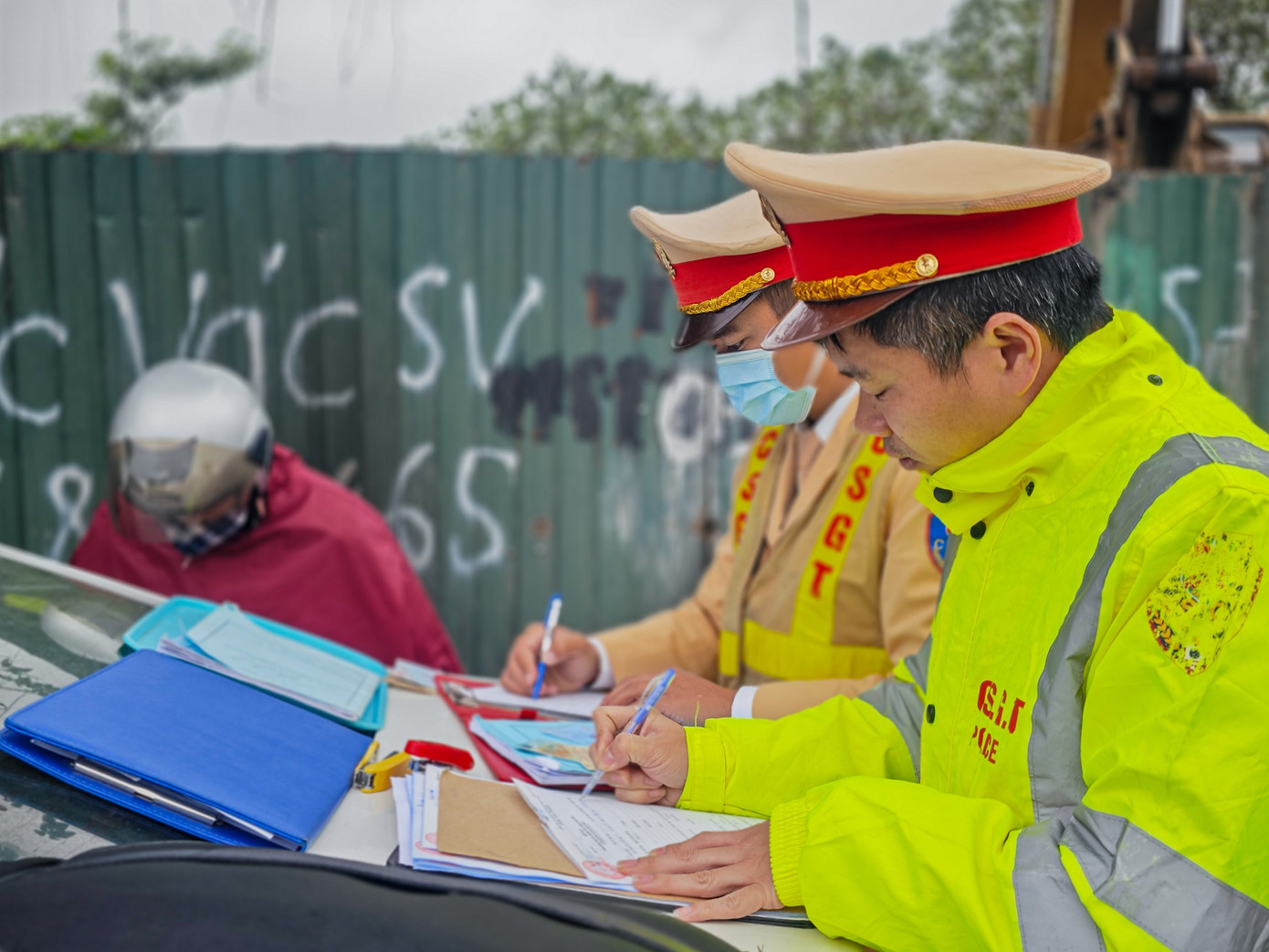 Đối với các hành vi vi phạm sẽ bị xử phạt 2,5 triệu đồng, tước giấy phép lái xe 4 tháng và tạm giữ phương tiện trong 7 ngày.