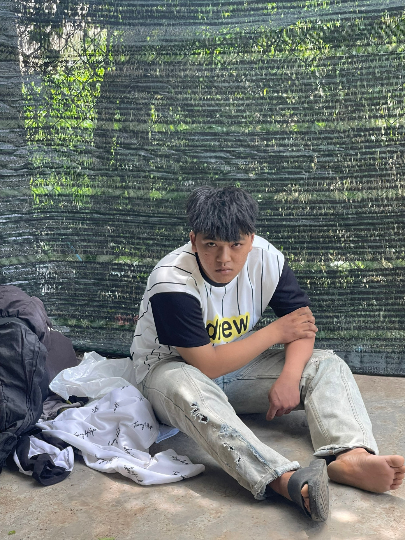 Nam thanh niên và chiếc xe máy.