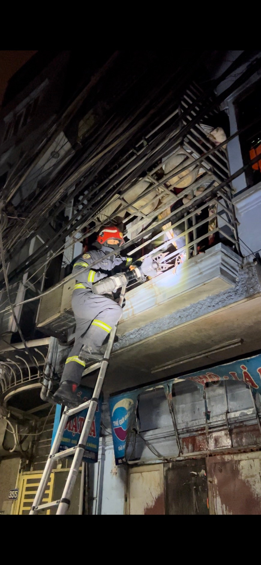 Lực lượng PCCC&amp;CNCH cắt chuồng cọp giải cứu người mắc kẹt và dập lửa ở tầng 1.