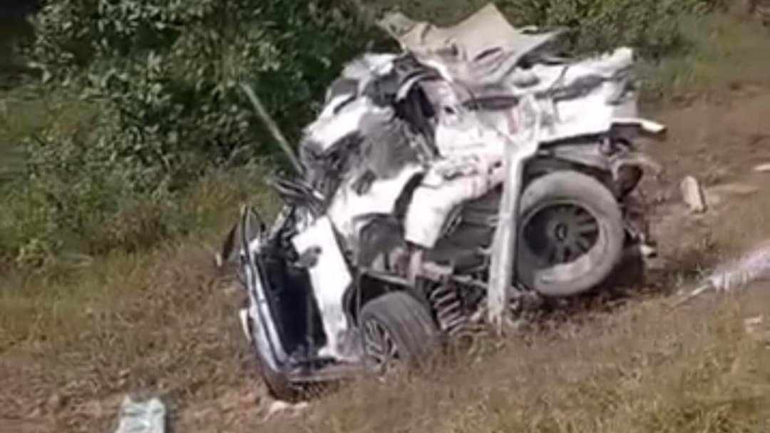 Xe ô tô con bị vò nát sau tai nạn.