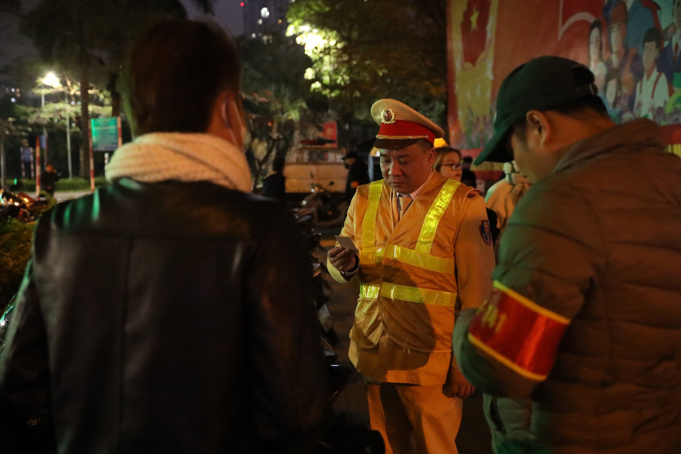 Bên cạnh đó, lực lượng chức năng làm nhiệm vụ nhằm kịp thời ngăn chặn hành vi đua xe trái phép, lạng lách, đánh võng gây mất an toàn giao thông cũng như phân luồng, phân làn giao thông, bảo đảm giao thông thông suốt phục vụ nhân dân đi lại, vui chơi, đón Giao thừa.