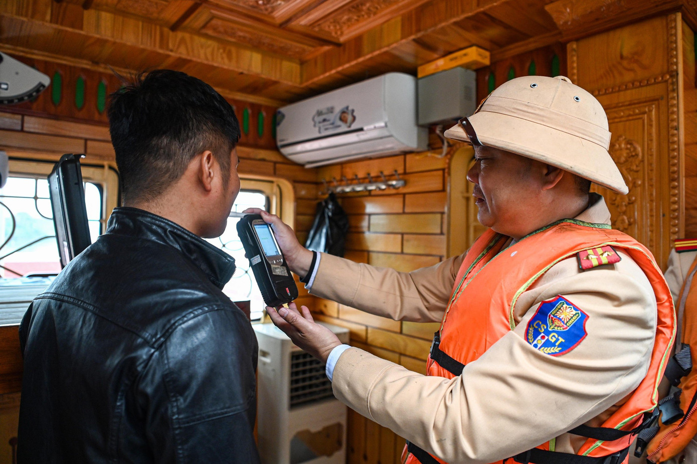 Kiểm tra nồng độ cồn.