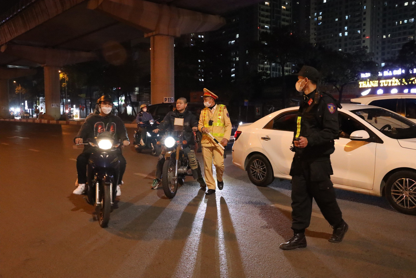 Quá trình làm nhiệm vụ, tổ công tác Y9/141 làm nhiệm vụ trên đường Hồ Tùng Mậu đã xử lý nhiều trường hợp vi phạm như: thanh thiếu niên điều khiển xe máy không đội mũ bảo hiểm, vi phạm nồng độ cồn, thậm chí mang theo cả pháo nổ khi tham gia giao thông...