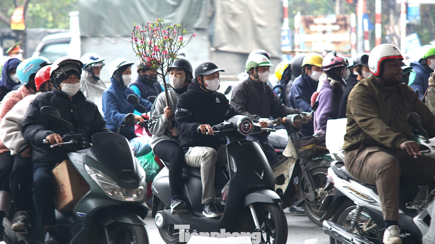 Đường Ngọc Hồi hướng vào trung tâm thành phố cũng ùn ứ nhẹ trước các nút giao.