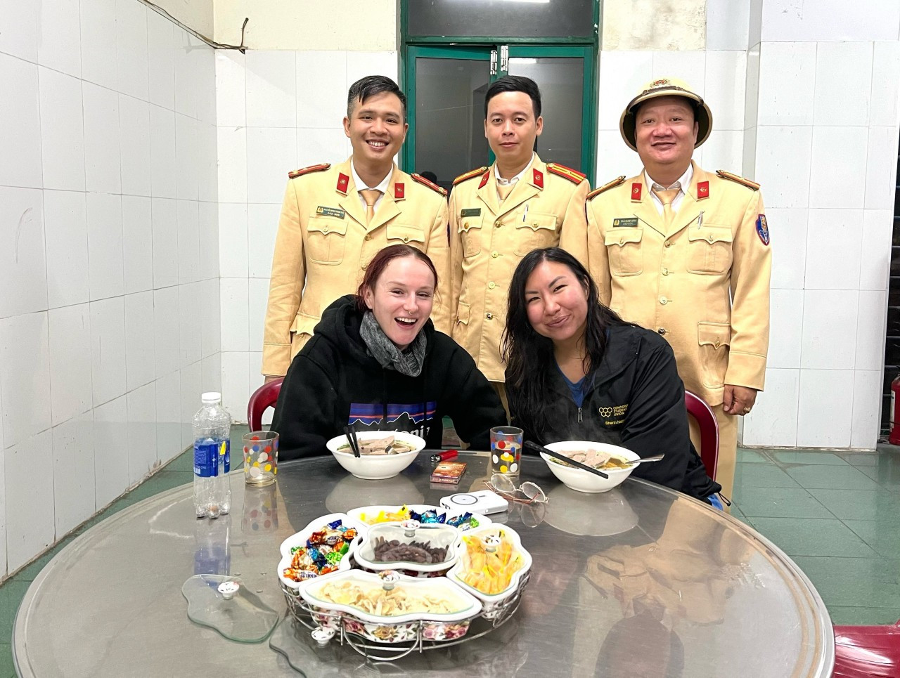 Tại Quảng Trị, lực lượng CSGT làm nhiệm vụ giúp đỡ hai du khách người nước ngoài khi gặp sự cố trong lúc di chuyển trên đường.