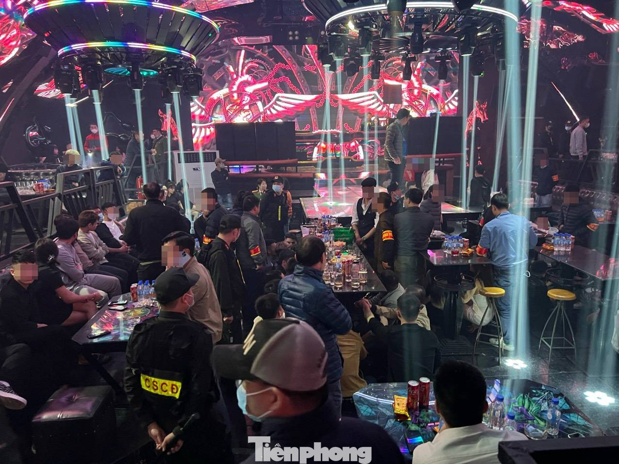Cảnh sát kiểm tra quán bar Star 3 club.