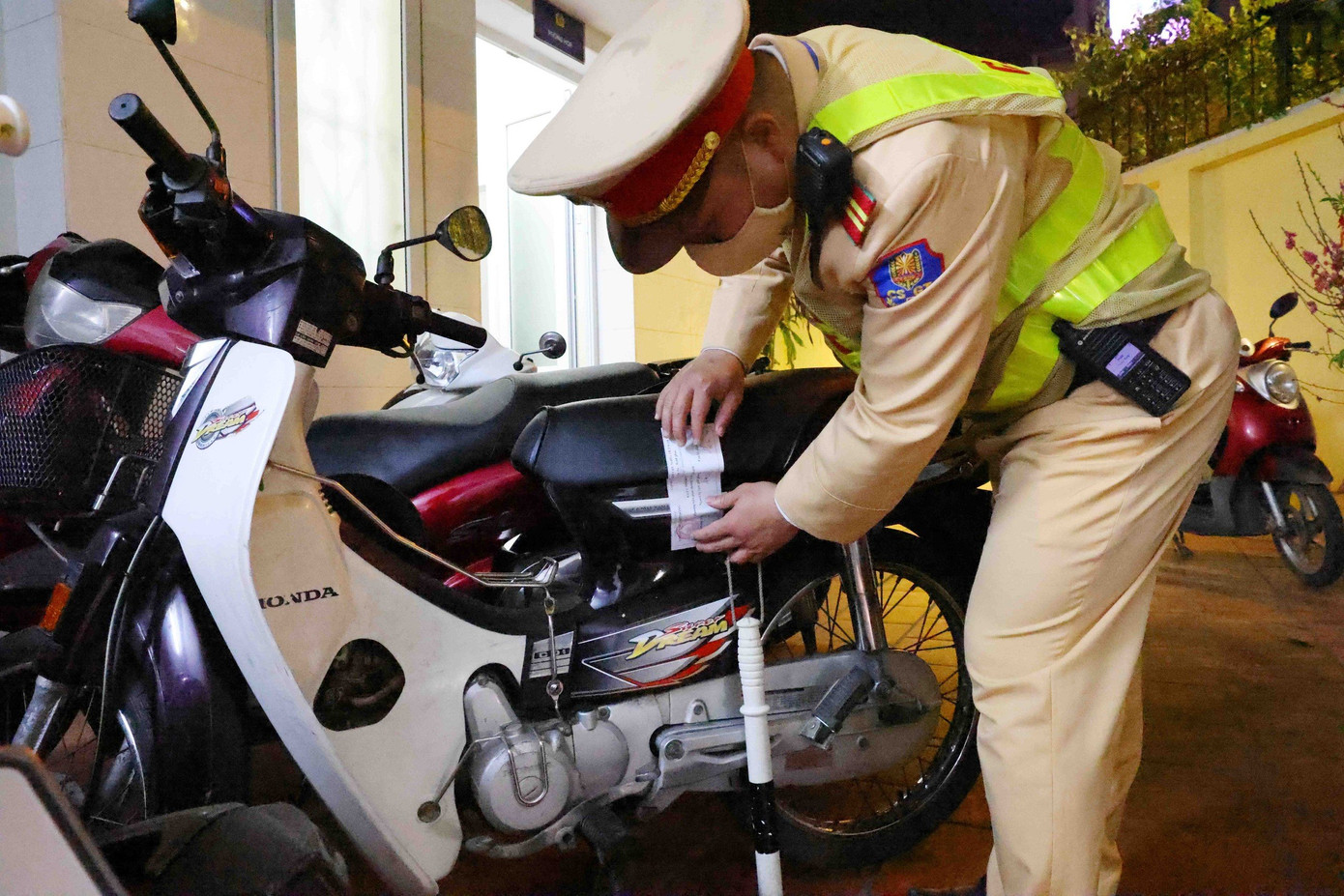 Tổ công tác lập biên bản niêm phong phương tiện.