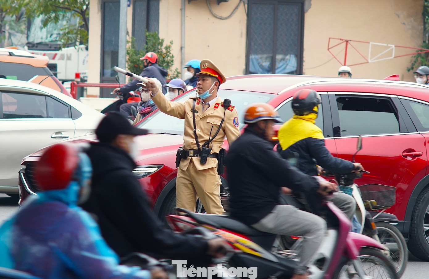 Cán bộ, chiến sĩ Đội CSGT đường bộ số 14 làm nhiệm vụ phân luồng từ sớm.